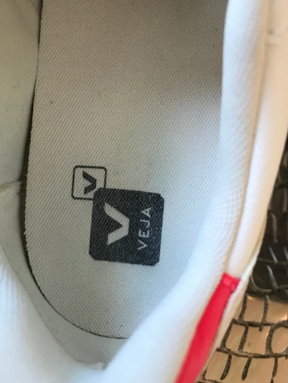 VEJA V-10 CWL VEGAN WHITE ROSE FLUO  LOW TOP SNEAKERS